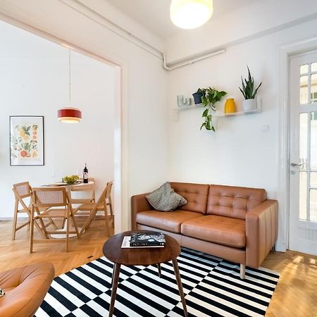 Cismigiu Serenity: 1Br Flat With Scenic Balcony Bukares Bagian luar foto