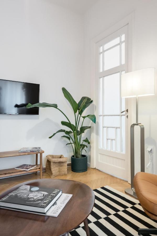 Cismigiu Serenity: 1Br Flat With Scenic Balcony Bukares Bagian luar foto