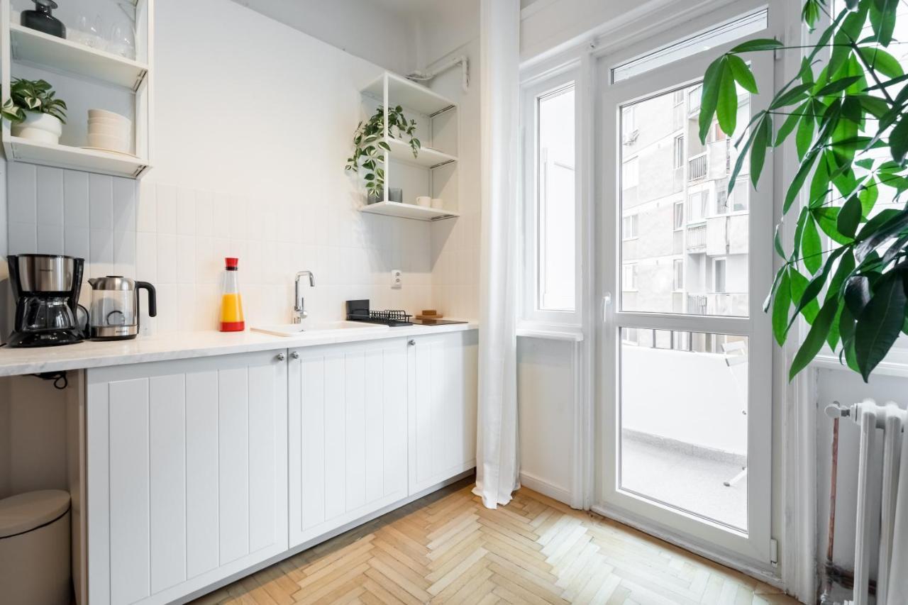 Cismigiu Serenity: 1Br Flat With Scenic Balcony Bukares Bagian luar foto