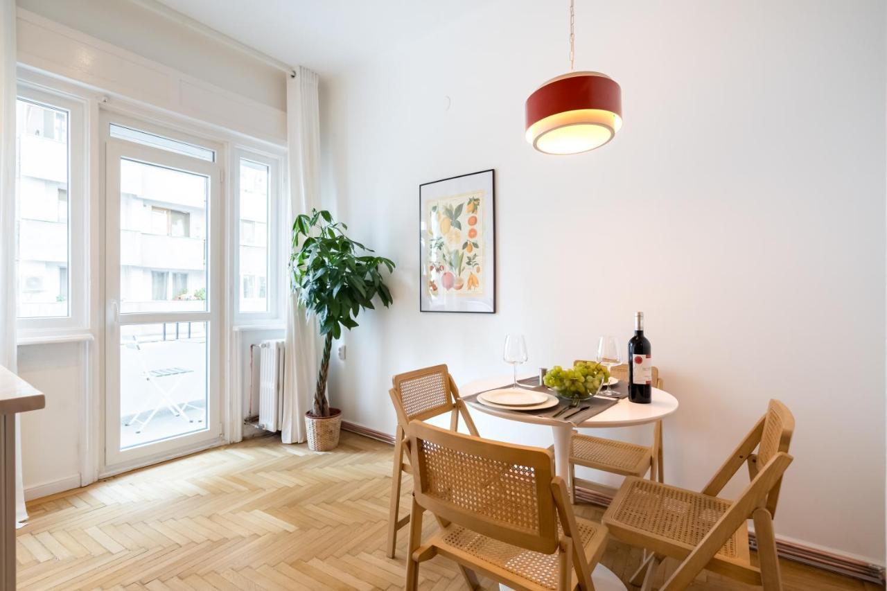 Cismigiu Serenity: 1Br Flat With Scenic Balcony Bukares Bagian luar foto