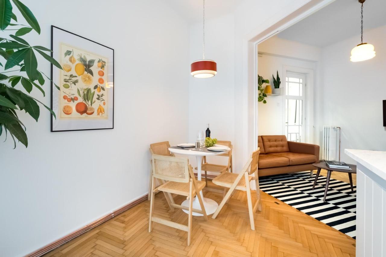 Cismigiu Serenity: 1Br Flat With Scenic Balcony Bukares Bagian luar foto