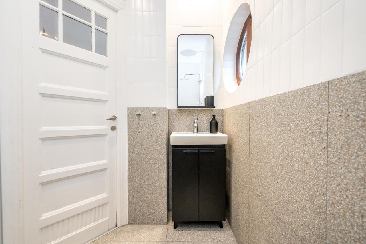 Cismigiu Serenity: 1Br Flat With Scenic Balcony Bukares Bagian luar foto