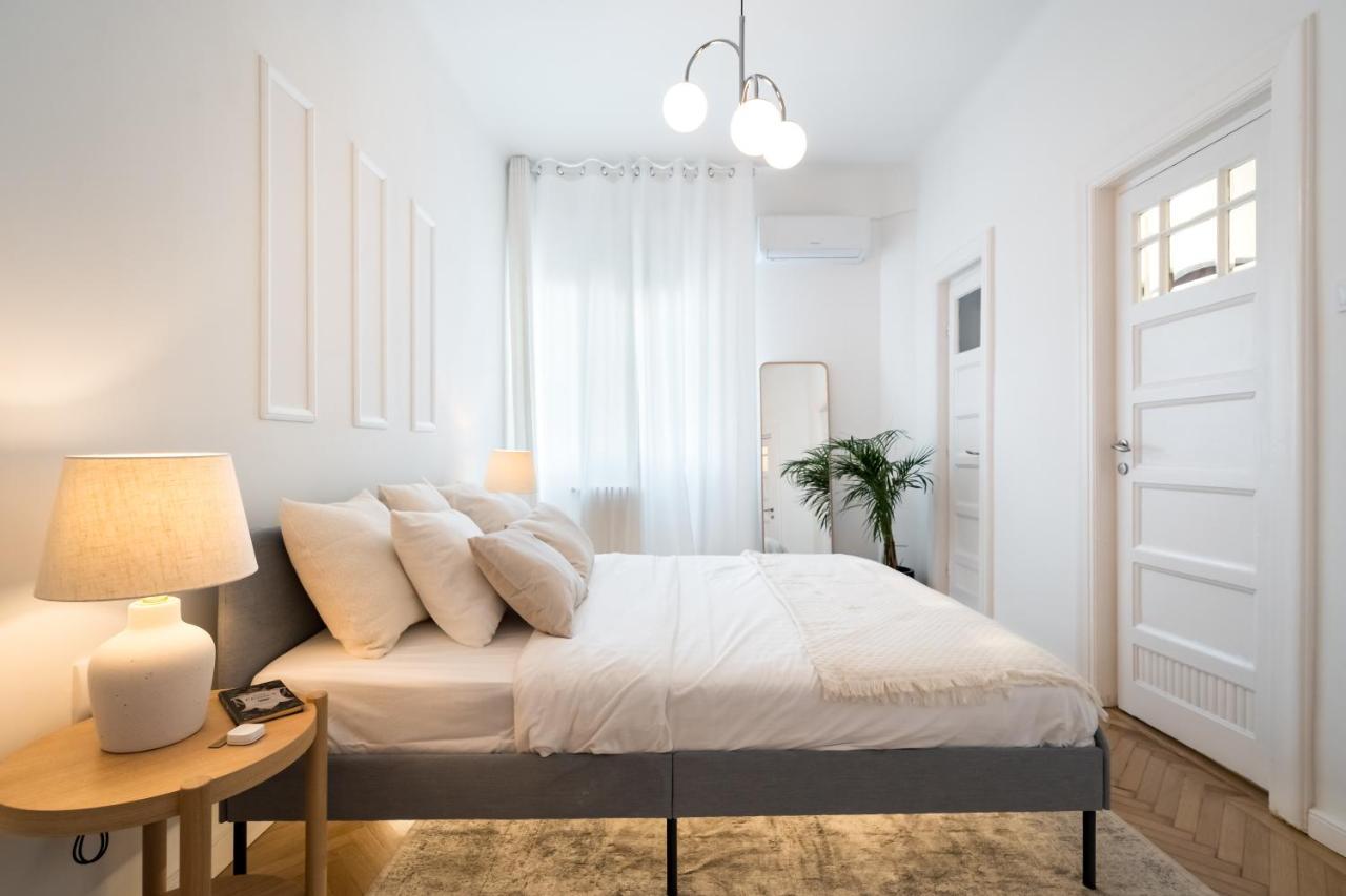 Cismigiu Serenity: 1Br Flat With Scenic Balcony Bukares Bagian luar foto