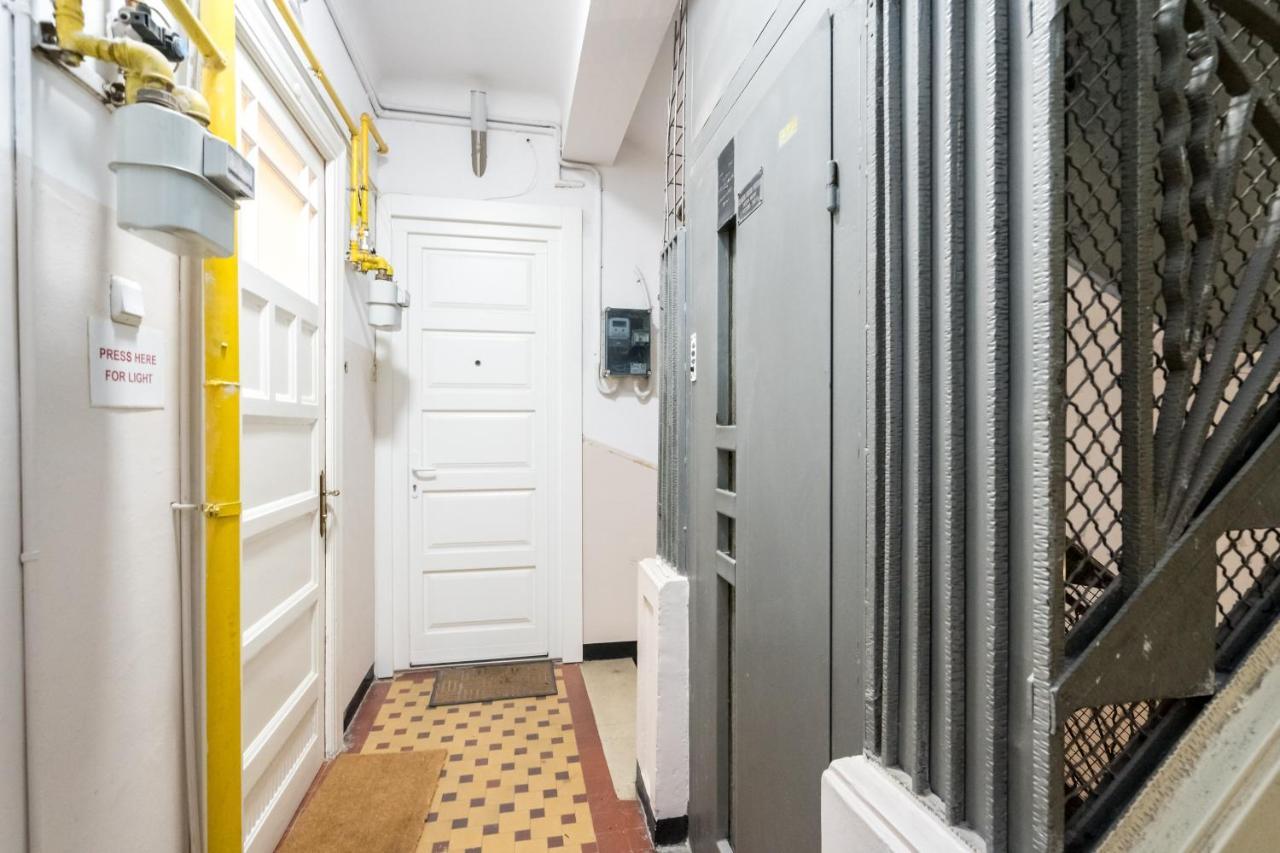 Cismigiu Serenity: 1Br Flat With Scenic Balcony Bukares Bagian luar foto