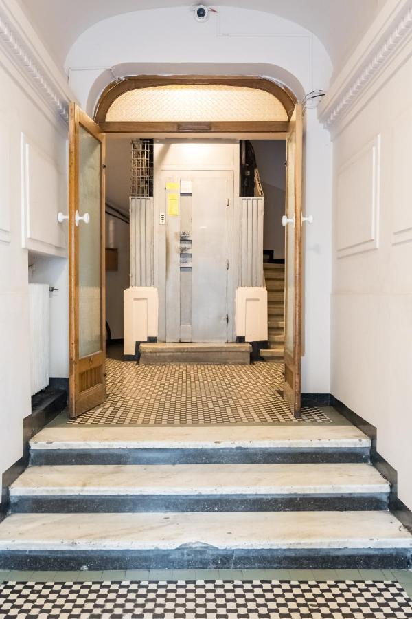 Cismigiu Serenity: 1Br Flat With Scenic Balcony Bukares Bagian luar foto