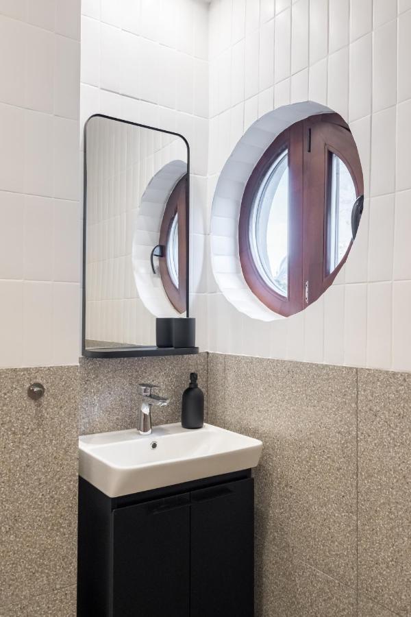 Cismigiu Serenity: 1Br Flat With Scenic Balcony Bukares Bagian luar foto