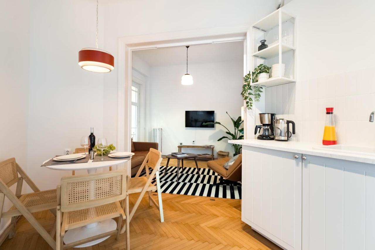 Cismigiu Serenity: 1Br Flat With Scenic Balcony Bukares Bagian luar foto