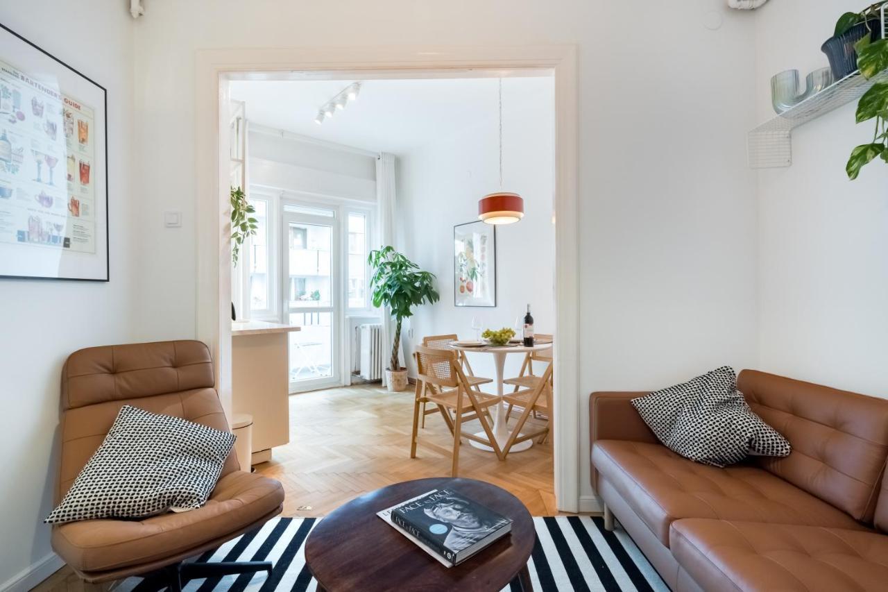 Cismigiu Serenity: 1Br Flat With Scenic Balcony Bukares Bagian luar foto