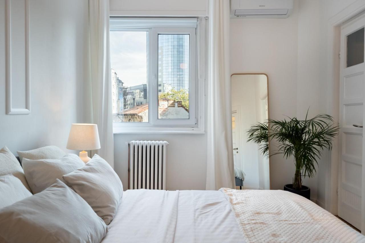 Cismigiu Serenity: 1Br Flat With Scenic Balcony Bukares Bagian luar foto