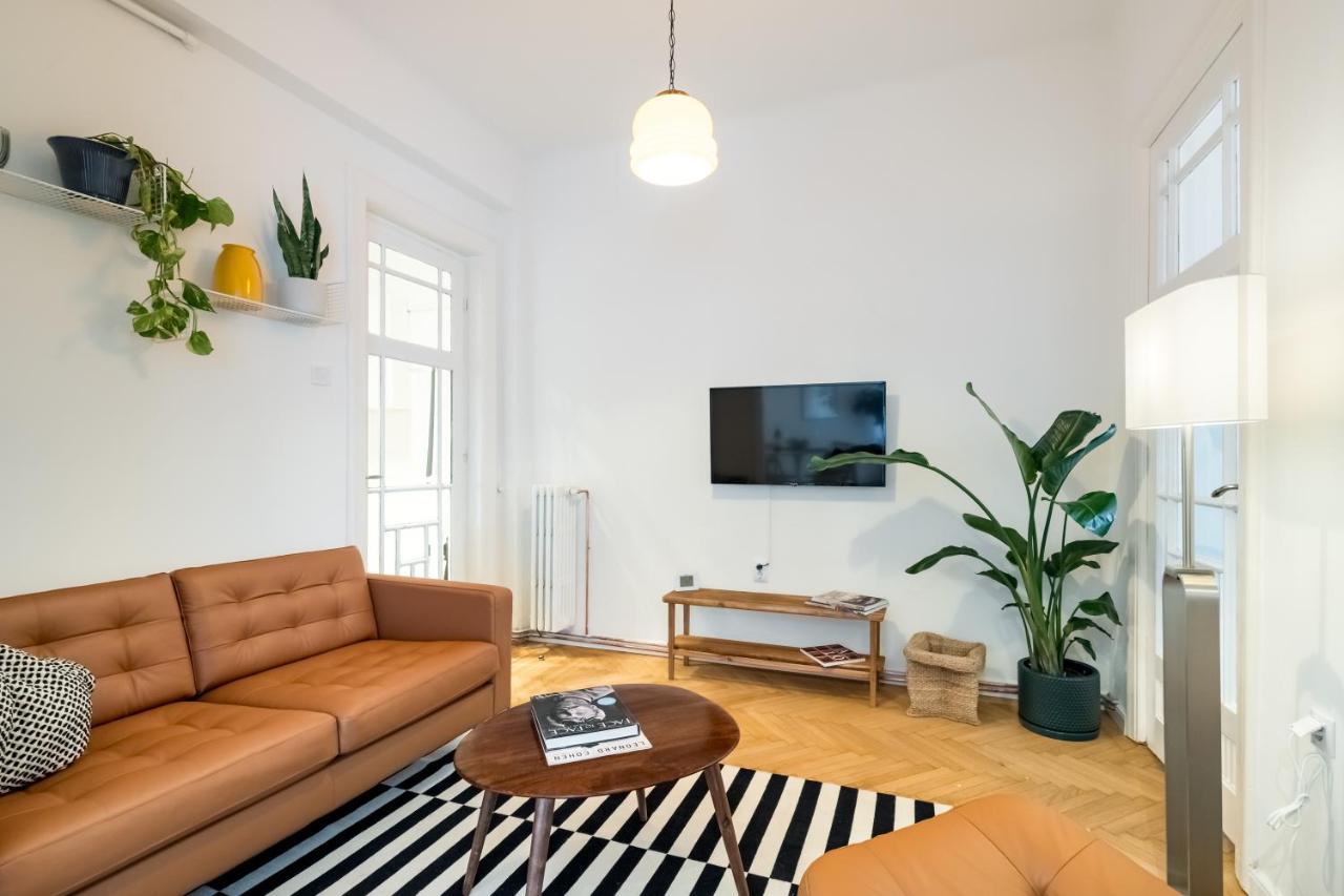 Cismigiu Serenity: 1Br Flat With Scenic Balcony Bukares Bagian luar foto