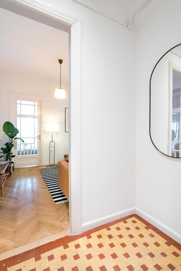 Cismigiu Serenity: 1Br Flat With Scenic Balcony Bukares Bagian luar foto