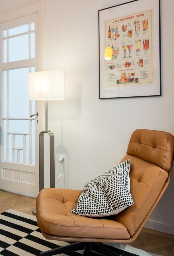 Cismigiu Serenity: 1Br Flat With Scenic Balcony Bukares Bagian luar foto