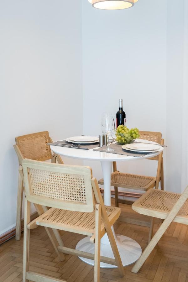 Cismigiu Serenity: 1Br Flat With Scenic Balcony Bukares Bagian luar foto