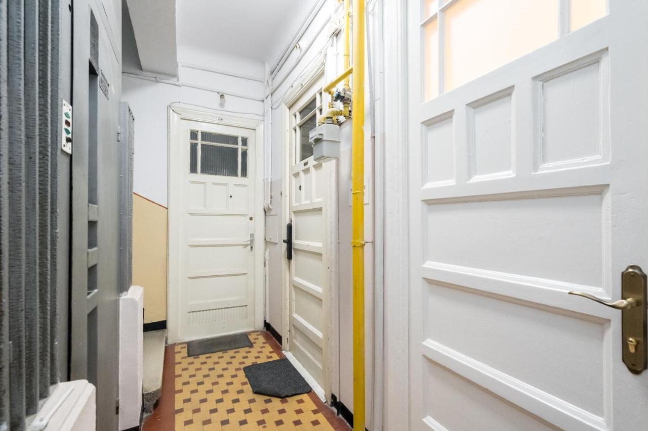 Cismigiu Serenity: 1Br Flat With Scenic Balcony Bukares Bagian luar foto