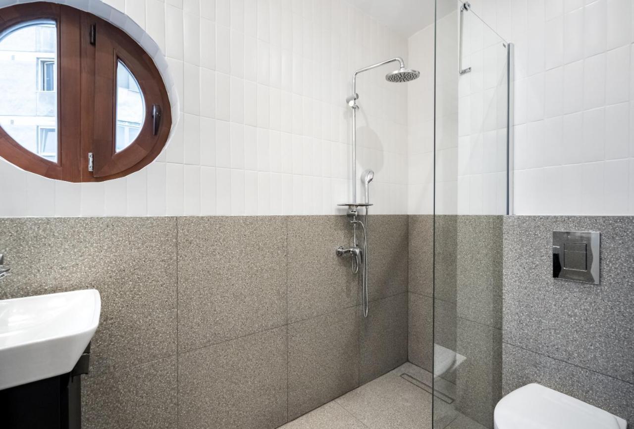 Cismigiu Serenity: 1Br Flat With Scenic Balcony Bukares Bagian luar foto