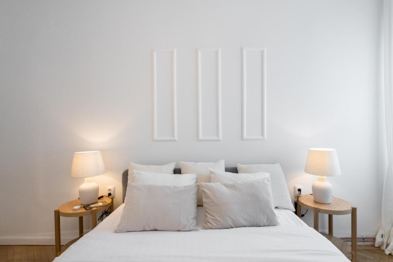 Cismigiu Serenity: 1Br Flat With Scenic Balcony Bukares Bagian luar foto
