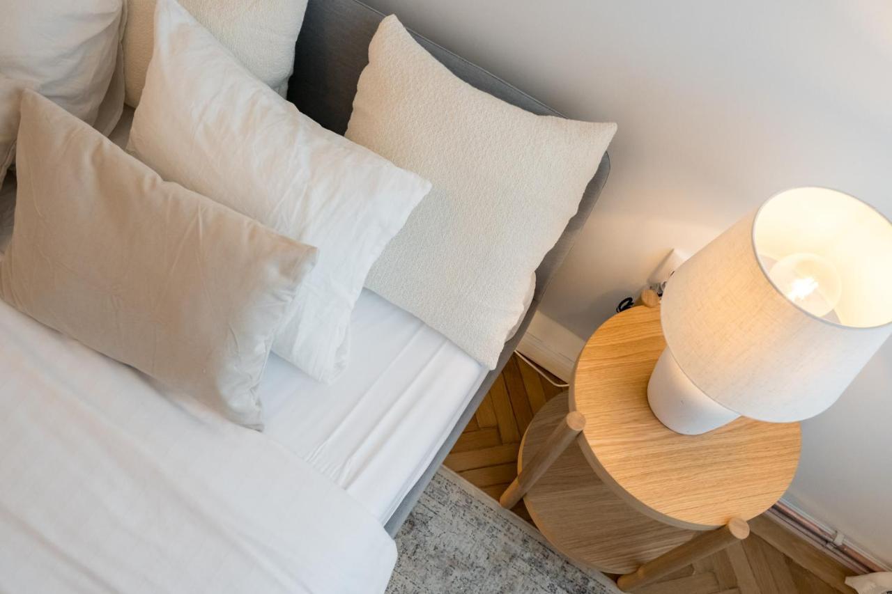 Cismigiu Serenity: 1Br Flat With Scenic Balcony Bukares Bagian luar foto