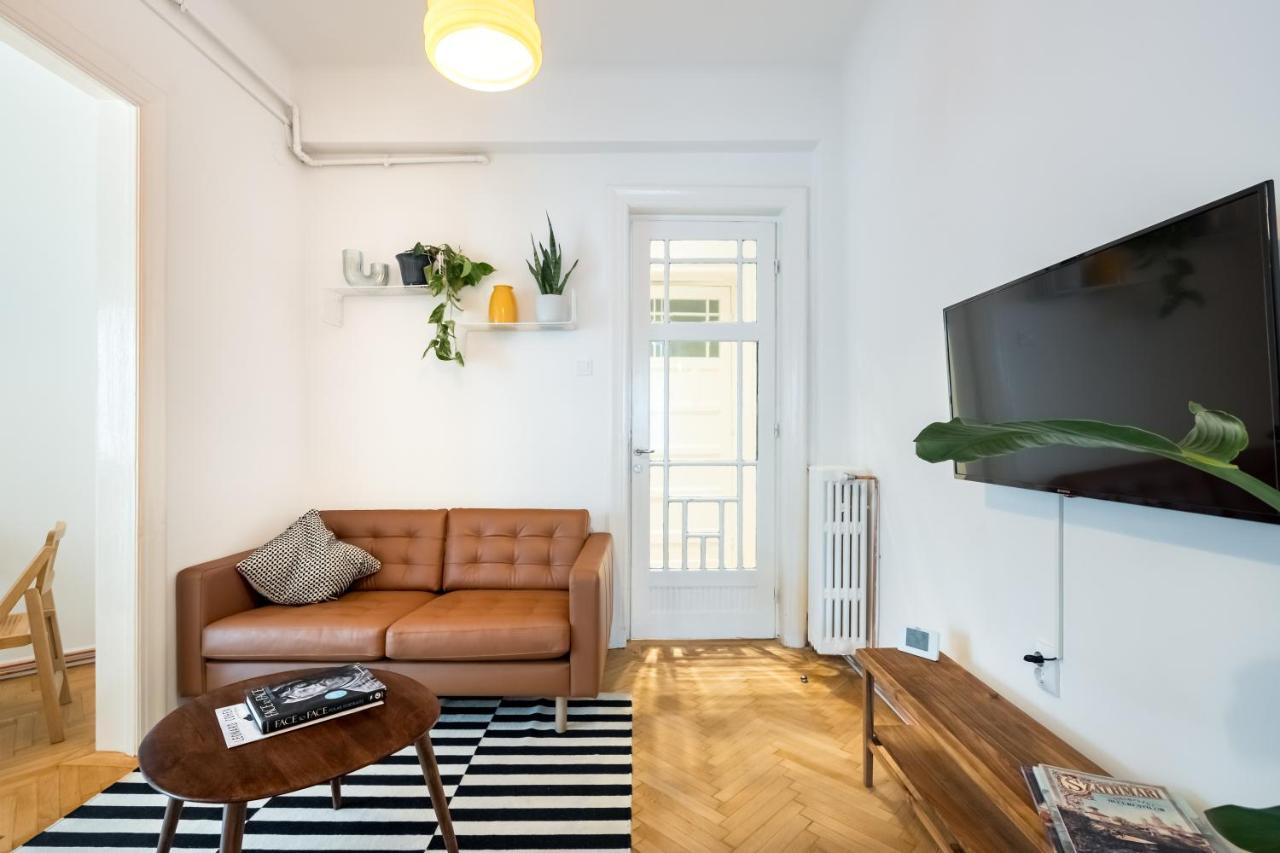 Cismigiu Serenity: 1Br Flat With Scenic Balcony Bukares Bagian luar foto