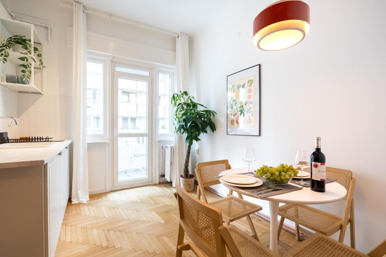 Cismigiu Serenity: 1Br Flat With Scenic Balcony Bukares Bagian luar foto