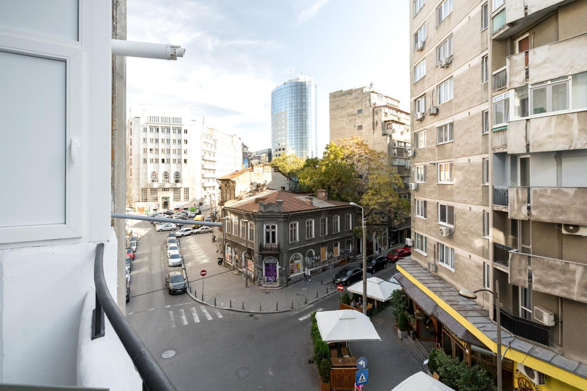 Cismigiu Serenity: 1Br Flat With Scenic Balcony Bukares Bagian luar foto
