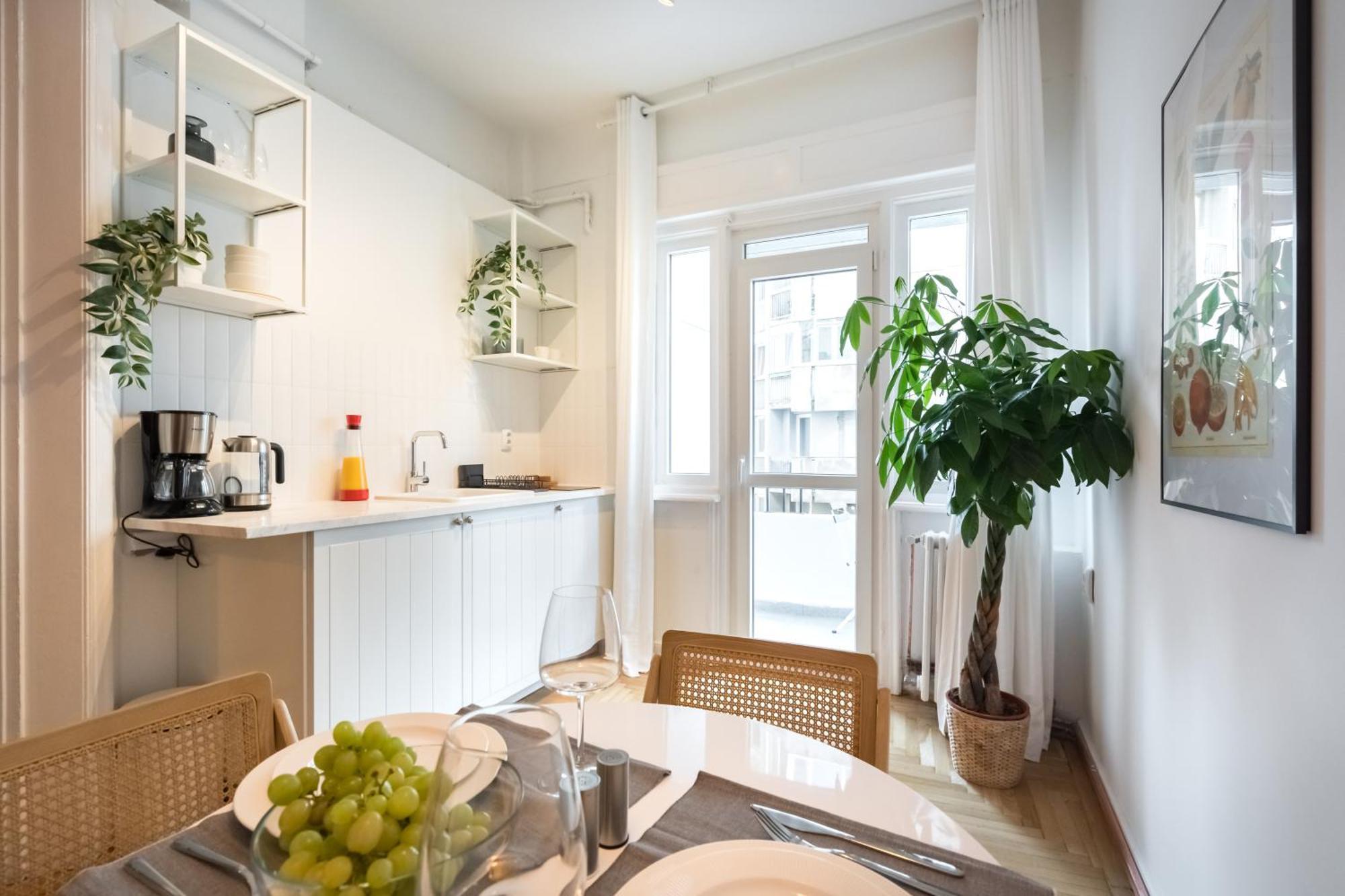 Cismigiu Serenity: 1Br Flat With Scenic Balcony Bukares Bagian luar foto