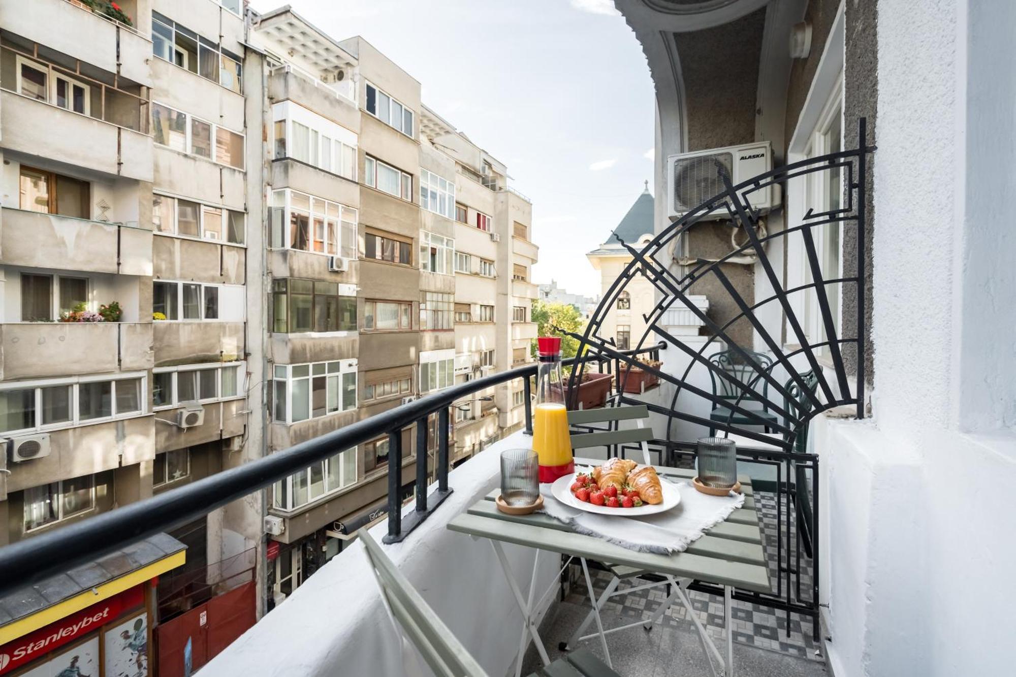 Cismigiu Serenity: 1Br Flat With Scenic Balcony Bukares Bagian luar foto