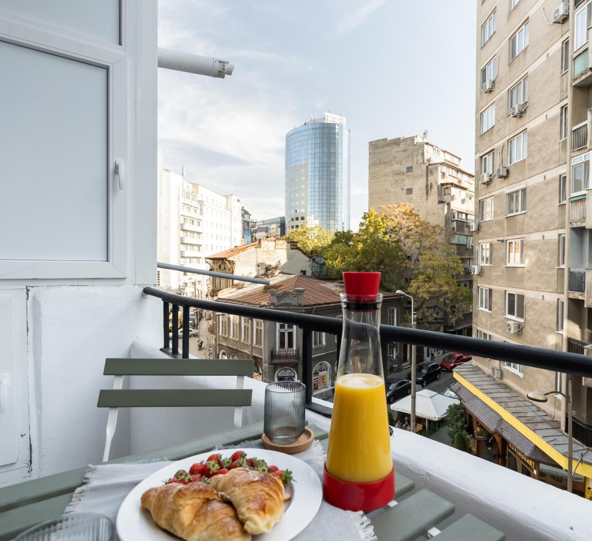 Cismigiu Serenity: 1Br Flat With Scenic Balcony Bukares Bagian luar foto